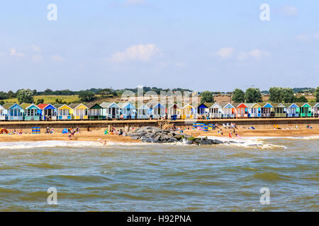 Reihe von bunten Strandhäuschen am Southwold Strand, UK Stockfoto