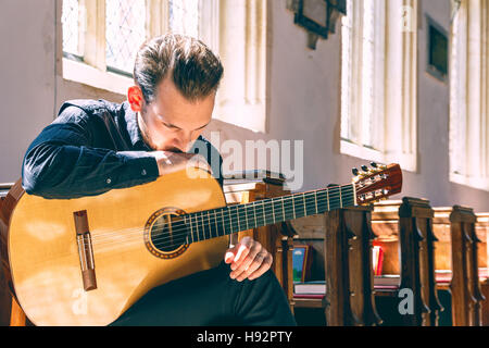 Junge männliche klassischer Musiker mit Gitarre Stockfoto