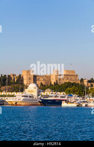 AUSFLUGSSCHIFFE, MANDRAKI HAFEN, HAFEN, PALAST DES GROßMEISTERS, RHODOS STADT, RHODOS, AEGEAN, GRIECHENLAND Stockfoto