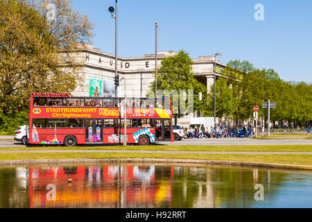 SIGHT-SEEING-TOUR, STADTRUNDFAHRT, BUS VOR DAS MUSEUM HAUS DER KUNST, MÜNCHEN, BAYERN, DEUTSCHLAND Stockfoto