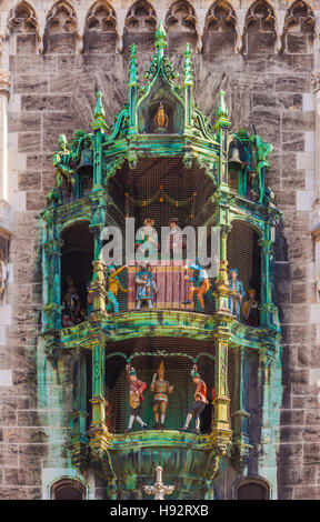 GLOCKENSPIEL, GLOCKENSPIEL, NEUES RATHAUS, MARIENPLATZ SQUARE, GLOCKENSPIEL, MÜNCHEN, BAYERN, DEUTSCHLAND Stockfoto