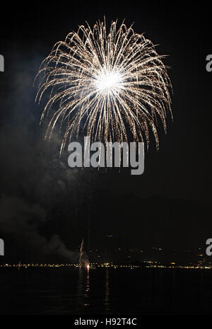 Feuerwerk über dem Gardasee, Limone sul Garda, Region Lombardei, Südtirol, Italien. Stockfoto