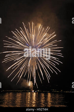 Feuerwerk über dem Gardasee, Limone sul Garda, Region Lombardei, Südtirol, Italien. Stockfoto