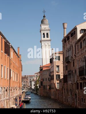 Schiefe Kirchturm an einem Kanal in Venedig, Italien Stockfoto