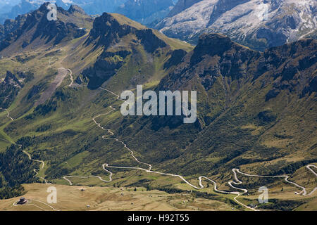 Landschaft der Talstraße und Pass unter dem Skigebiet Canazei, Region Trentino, Dolomiten, Südtirol, Italien Stockfoto