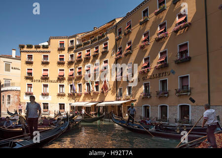 Gondeln warten auf Touristen, Venedig, Italien. Stockfoto