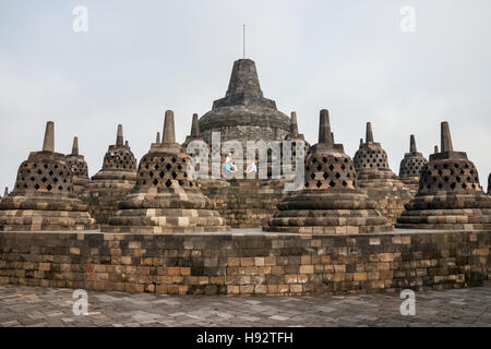Erholen Sie sich unbekannte Touristen eine der obersten Ebene der Borobudur-Tempel-Komplex. Java, Indonesien. Stockfoto