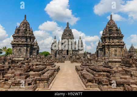 Ansicht der Sewu Tempelanlage unter einem blauen Himmel mit Wolken. Java, Indonesien. Stockfoto