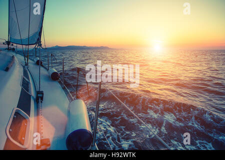 Sonnenuntergang am Meer auf einer Segelyacht. Stockfoto