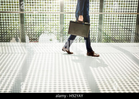 Business-Mann gehen zu Fuß zum Konzept der Arbeit Stockfoto