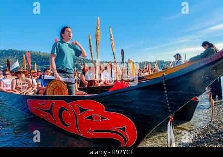 Dustin Flüsse, Squamish Nation, das Sammeln von Kanus zu den Salish Meer schützen, bei Molke-ah Willkommen - WICHEN N. Vancouver. Stockfoto