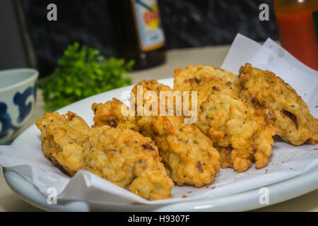 Reis-Kroketten auf einem weißen Teller Stockfoto