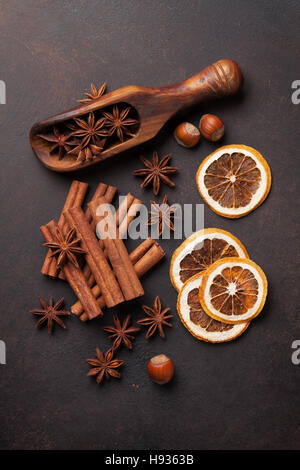 Anis, Zimt, Orange und Nuss auf alten Steintisch. Weihnachtlichen Gewürzen. Ansicht von oben Stockfoto