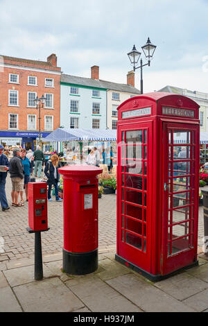 Am Market Square Ludlow sind ein Trio von Royal Mail-Objekte von anno dazumal. Stockfoto