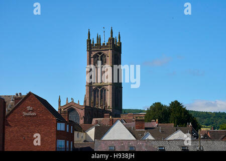 Ludlow Skyline dominiert die Kirche von St. Laurence-Glockenturm Stockfoto