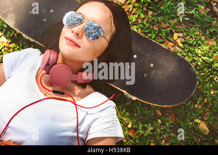 Skateboard Entspannung Erholung liegen Chill Kopfhörer Konzept Stockfoto