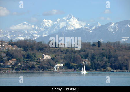 Segelboote auf Lake Geneva in der Schweiz mit Mont Blanc und die französischen Alpen im Hintergrund. Stockfoto