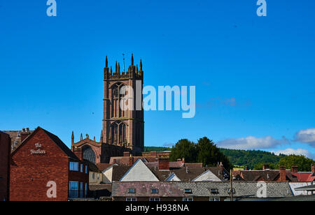 Ludlow Skyline dominiert die Kirche von St. Laurence-Glockenturm Stockfoto