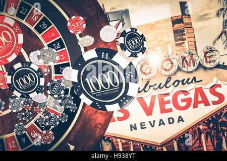 Vegas Casino Roulette Concept Illustration mit Roulette-Spiel, Casino-Chips und Las Vegas Strip Schild im Hintergrund. Stockfoto