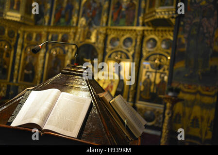 Die Bibel auf dem Tisch in natürlichem Licht Stockfoto