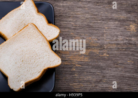 Scheiben Brot auf dem Teller in natürlichem Licht Stockfoto