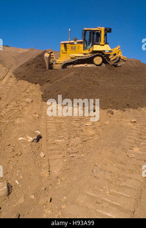 Planierraupe, die Verbreitung der Boden am Hang Stockfoto