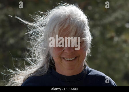 Süße Foto Reife Frau mit ihren grauen Haaren im Wind wehen. Stockfoto