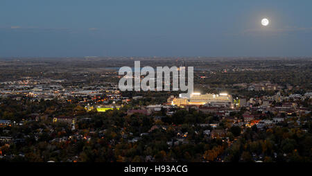 Hunter Mondaufgang über dem Folsom Field, die CU Campus und Teile von Boulder Stockfoto