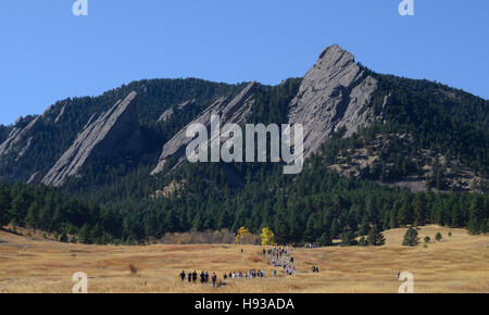 Ein perfekter Herbsttag bringt Boulder Wanderer und der Flatirons ist in der Regel ein beliebtes Reiseziel, da man auf diesem Foto sehen kann. Stockfoto