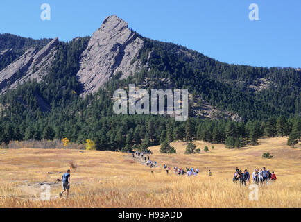 Viele Wanderer über Wanderwege am Chautauqua Park und der Flatirons in Boulder, CO Stockfoto