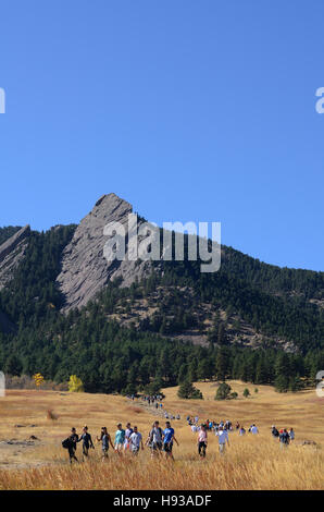 Ein perfekter Herbsttag bringt Boulder Wanderer und der Flatirons ist in der Regel ein beliebtes Reiseziel, da man auf diesem Foto sehen kann. Stockfoto