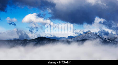 Wolken heben nach einem Wintersturm Stockfoto