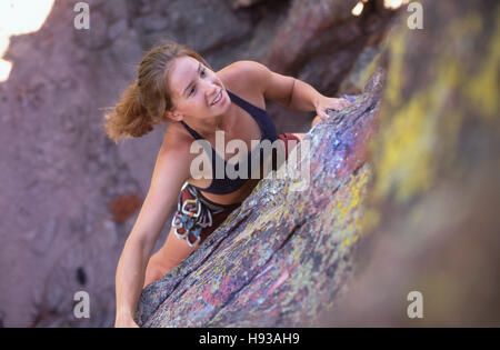 Frau Klettern Felswand in der Nähe von Boulder, CO Stockfoto