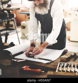 Tischler Craftmanship Zimmerei Handwerk Holz Workshop-Konzept Stockfoto