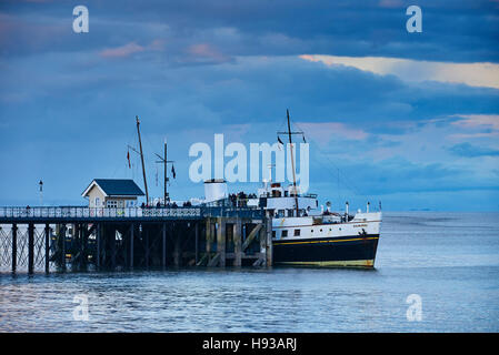 Weißen Trichter Flotte Vergnügen Cruiser MV Balmoral Mauren neben Penarth Pier Oktober 2016. Stockfoto