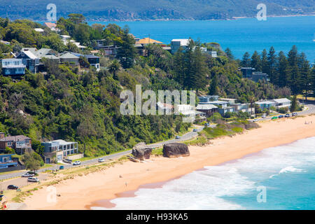 Blick nach Norden entlang Sydneys Palm Beach und Ozean, mit Pittwater und der zentralen Küste dahinter, Sydney, NSW, Australien Stockfoto