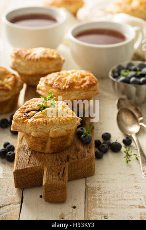 Blätterteig-Gebäck mit Käse und Beeren füllen Stockfoto