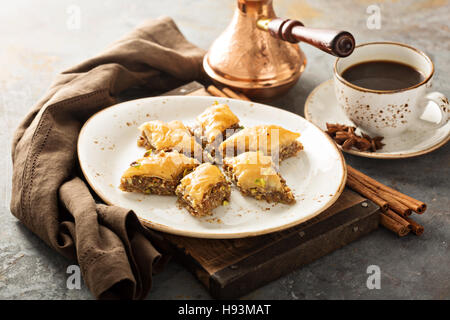 Hausgemachte Baklava mit Nüssen und Honig Stockfoto