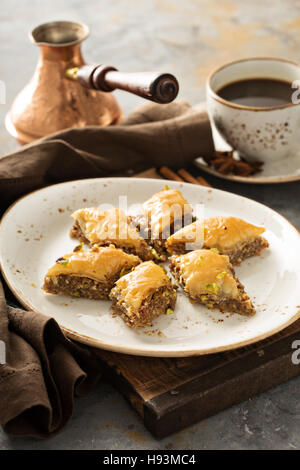 Hausgemachte Baklava mit Nüssen und Honig Stockfoto