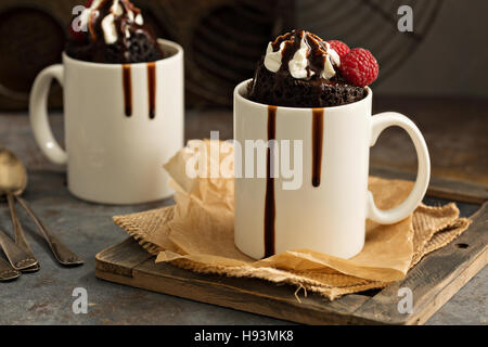 Schokoladenkuchen in der Tasse Stockfoto