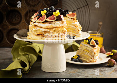 Mango und Lemon Curd Crêpe Kuchen Stockfoto