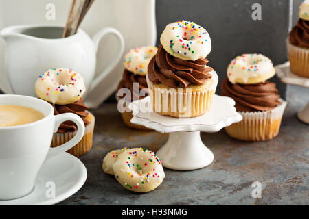 Muffins mit Schokolade Zuckerguss und kleine donuts Stockfoto