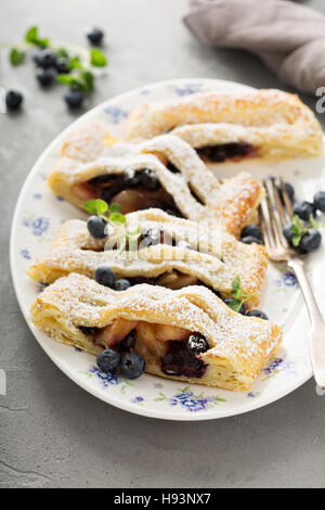 Blätterteig mit Apfel-Heidelbeere Stockfoto