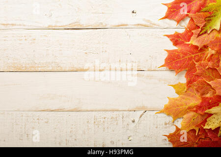 Herbstlaub Frame auf Whooden Hintergrund Stockfoto