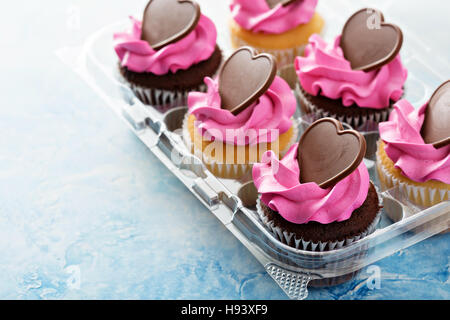 Romantische Cupcakes mit rosa Zuckerguss Stockfoto