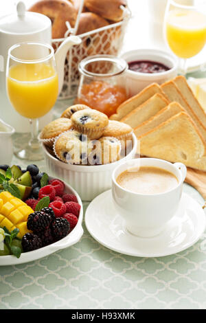 Frisch und hell kontinentales Frühstückstisch Stockfoto