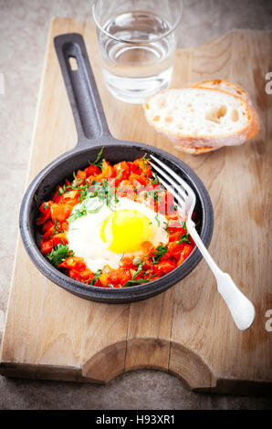 Nahen Ostens Traditionsgericht der Shakshuka in einer Pfanne. Stockfoto