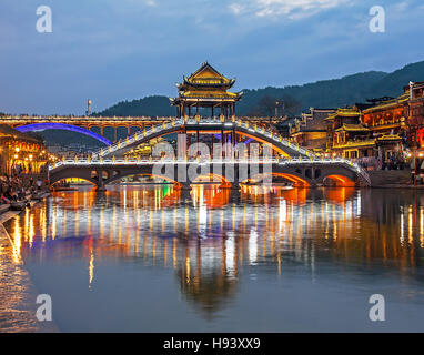 Zauberhaften Blick auf Altstadt Fenghuang (Phoenix) in der Dämmerung. Provinz Hunan, China. Stockfoto