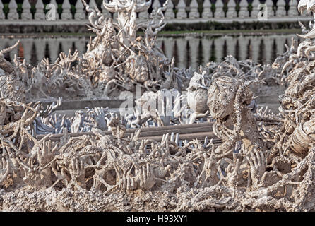 Schädel und Hände aus der Hölle im Tempel weißen; Chiang Rai; Thailand. Stockfoto