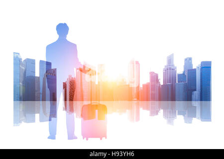 Business Travel Double Exposure Konzept mit einem City Skyline im Hintergrund, Geschäftsmann, Trolley Tasche, Stadtbild mit seinen Wolkenkratzern Stockfoto